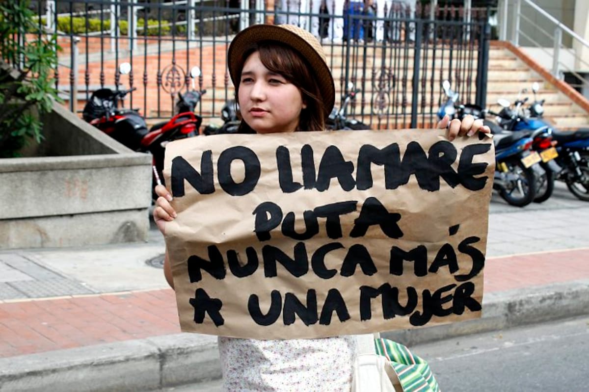 Tanto jóvenes como adultos participaron en la movilización que además se realizó en 8 ciudades del país de manera similtánea. (Foto: Nelson Díaz / VANGUARDIA LIBERAL)