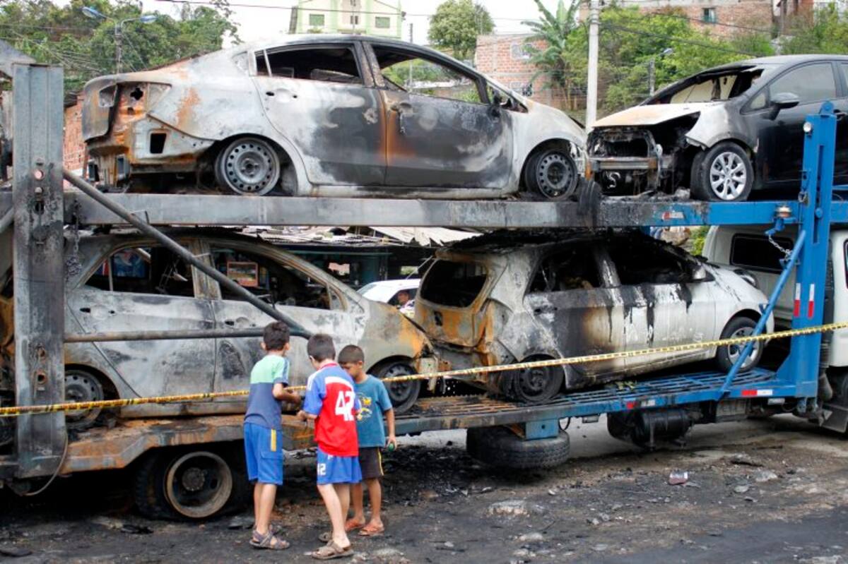 El fuego fue controlado hasta pasada la media noche, dada la magnitud de las llamas. (Foto: Nelson Díaz / VANGUARDIA LIBERAL)