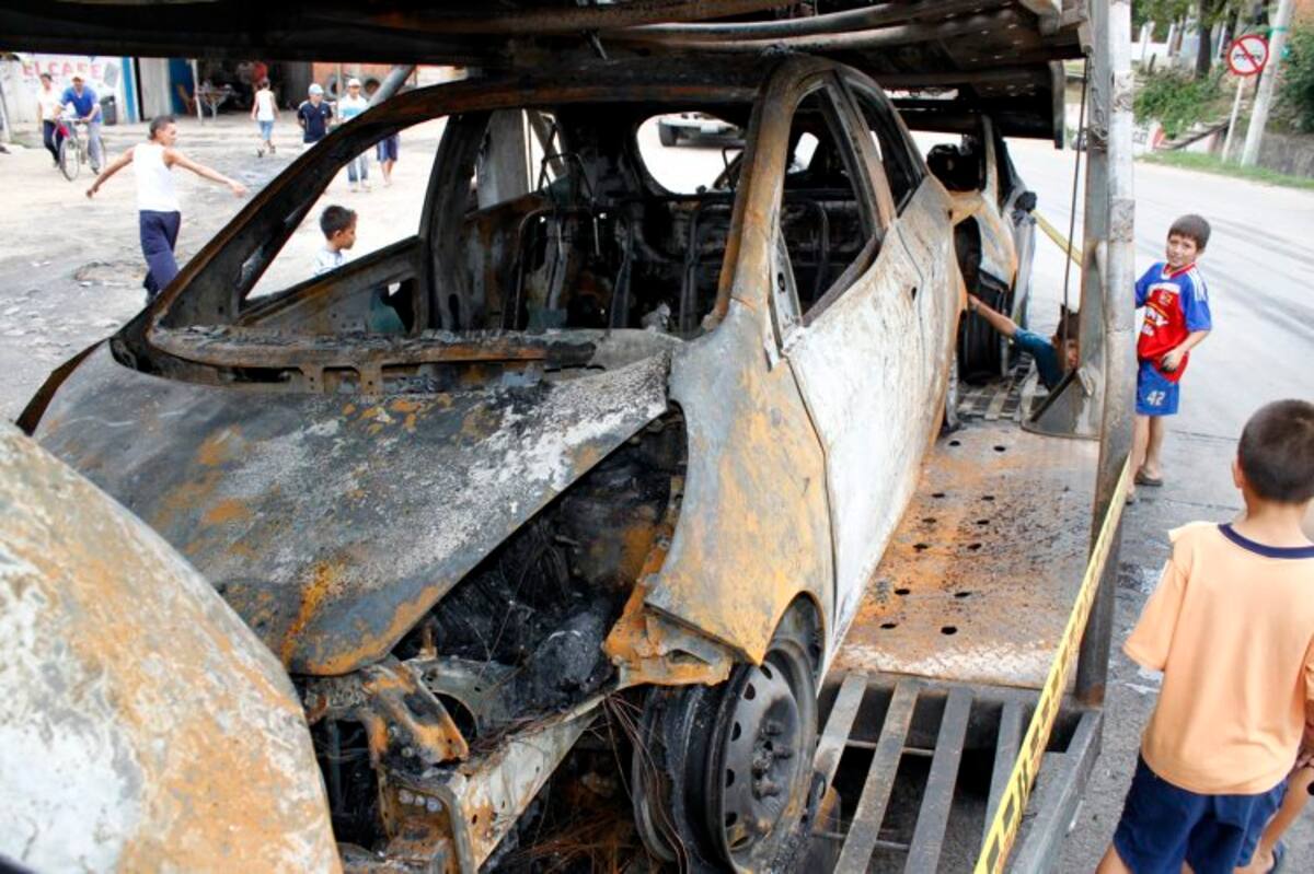 Tres camiones cisterna del Cuerpo de Bomberos de Bucaramanga controlaron la deflagración. (Foto: Nelson Díaz / VANGUARDIA LIBERAL)