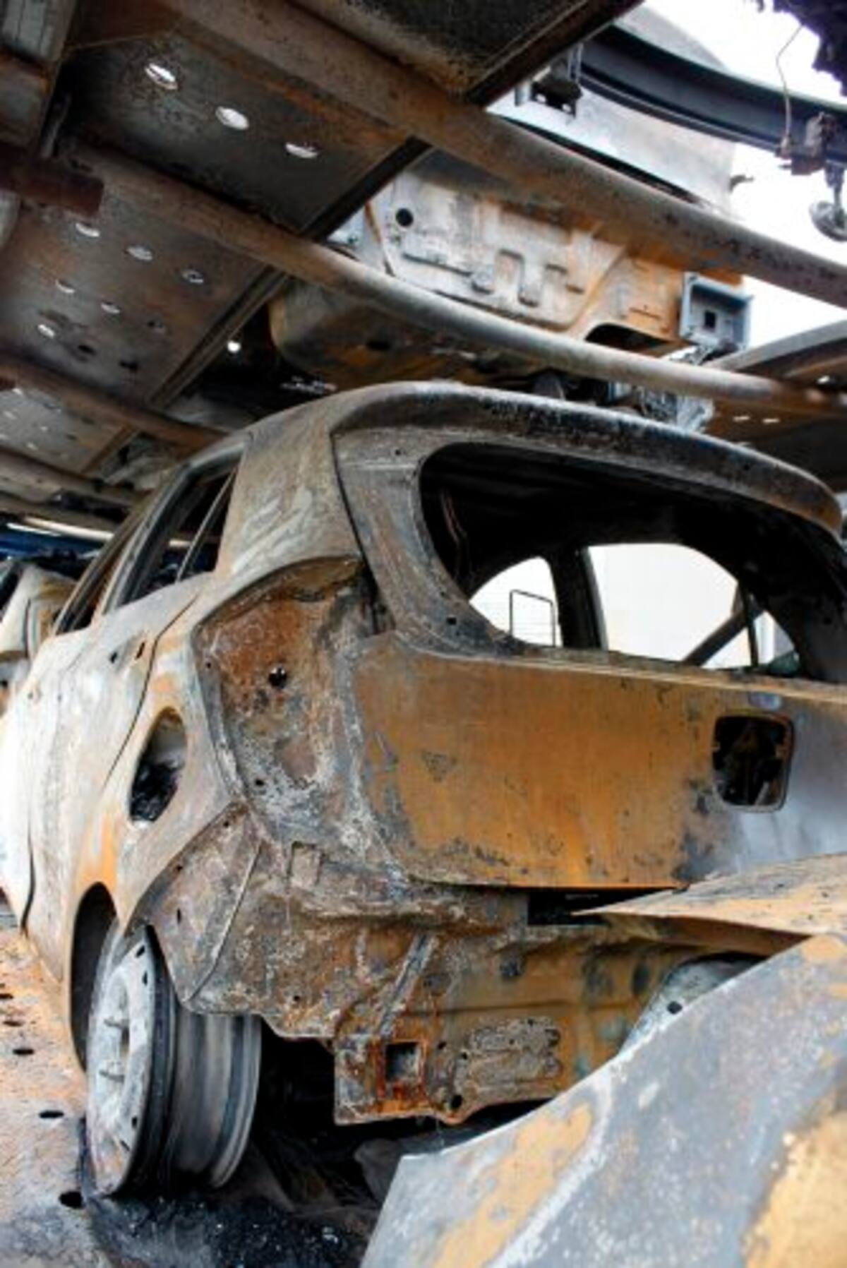 Seis vehículos quedaron completamente destruídos con la deflagración. (Foto: Nelson Díaz / VANGUARDIA LIBERAL)