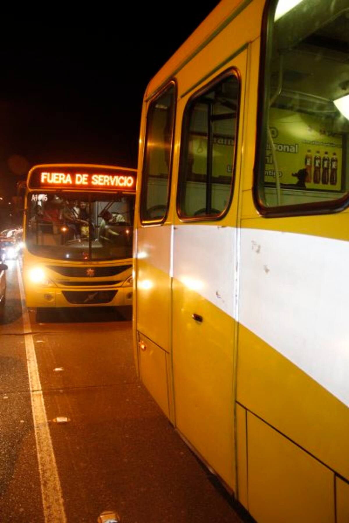 Imágenes del accidente de una mujer que cayó de un bus de Metrolínea (Foto: NELSON DÍAZ/VANGUARDIA LIBERAL)