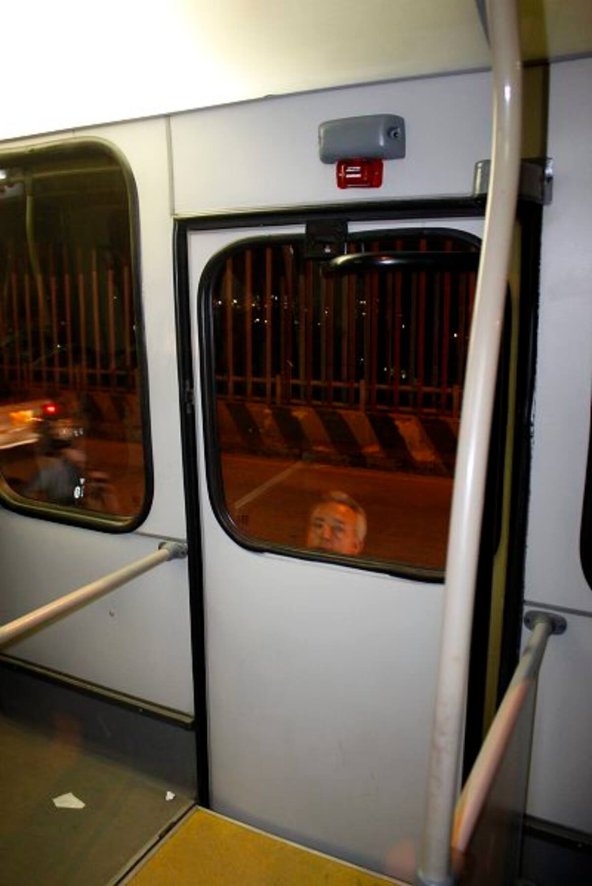 Imágenes del accidente de una mujer que cayó de un bus de Metrolínea (Foto: NELSON DÍAZ/VANGUARDIA LIBERAL)