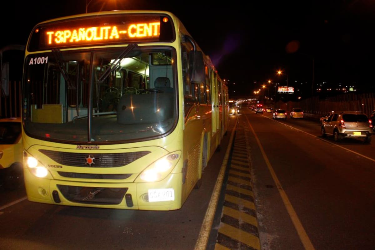 Imágenes del accidente de una mujer que cayó de un bus de Metrolínea (Foto: NELSON DÍAZ/VANGUARDIA LIBERAL)