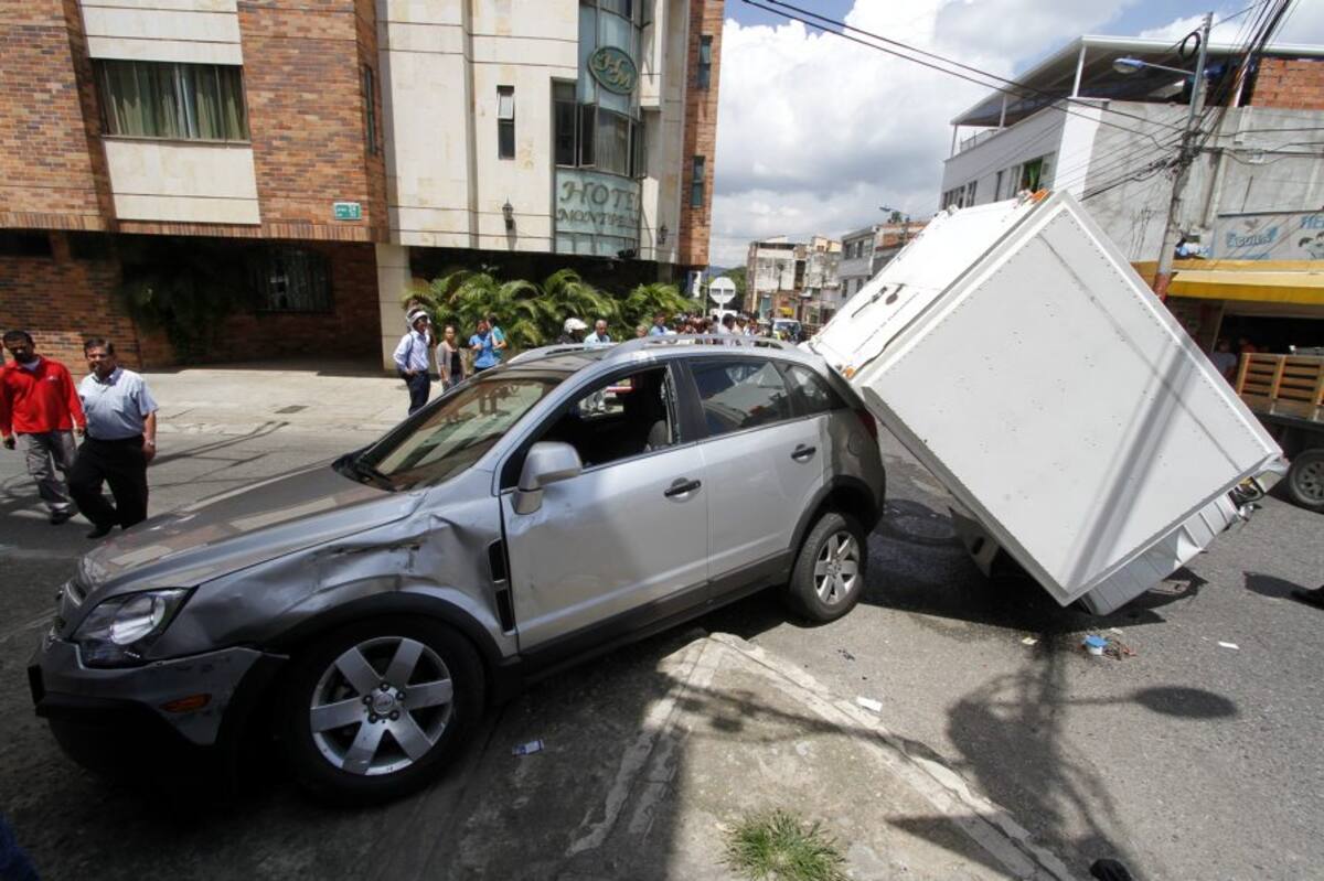 Fuerte choque se registró en el centro de Bucaramanga (Foto: NELSON DÍAZ/VANGUARDIA LIBERAL)