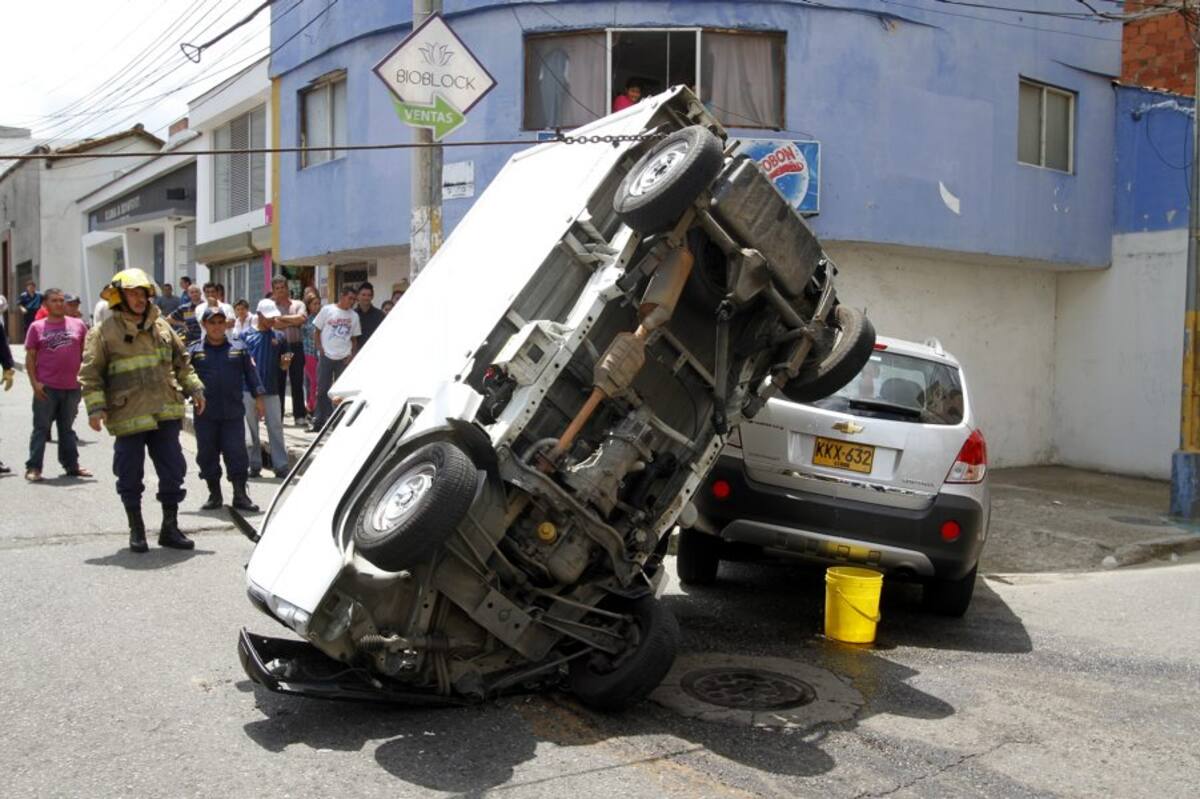 Fuerte choque se registró en el centro de Bucaramanga (Foto: NELSON DÍAZ/VANGUARDIA LIBERAL)
