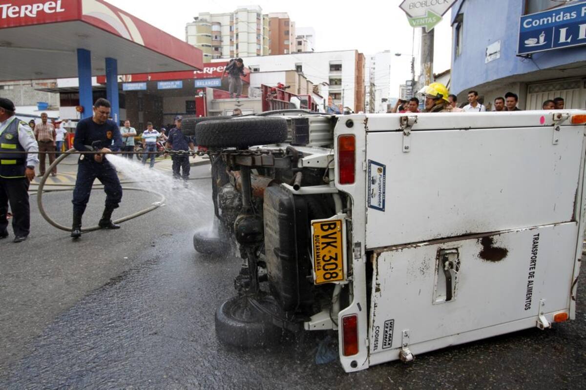 Fuerte choque se registró en el centro de Bucaramanga (Foto: NELSON DÍAZ/VANGUARDIA LIBERAL)