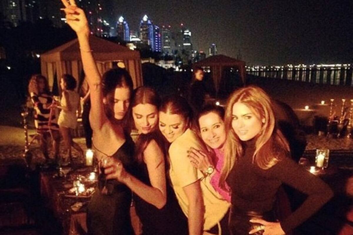 Paris Hilton y Khloé Kardashian se reencontraron en Dubái (Foto: Tomada de la.eonline.)