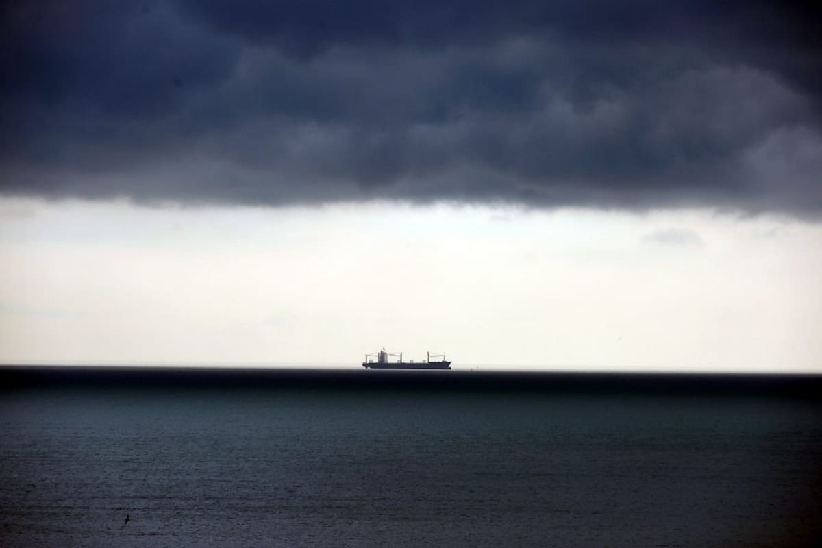 Un barco carguero espera su turno de entrar al Canal de Panamá, en la bahía de Panamá. (Foto: AFP/Rodrigo ARANGUA/VANGUARDIA LIBERAL)