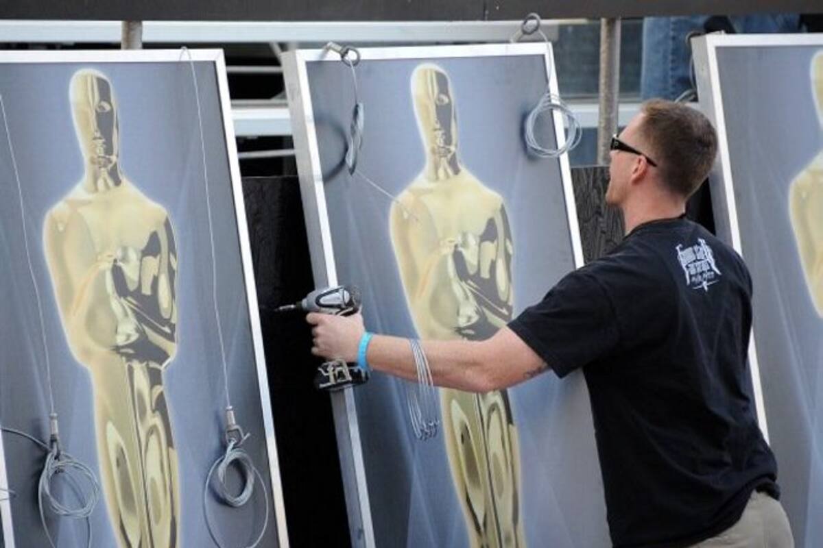 Operarios se preocupan de que toda la decoración esté en su sitio. (Foto: FOTO:EFE)