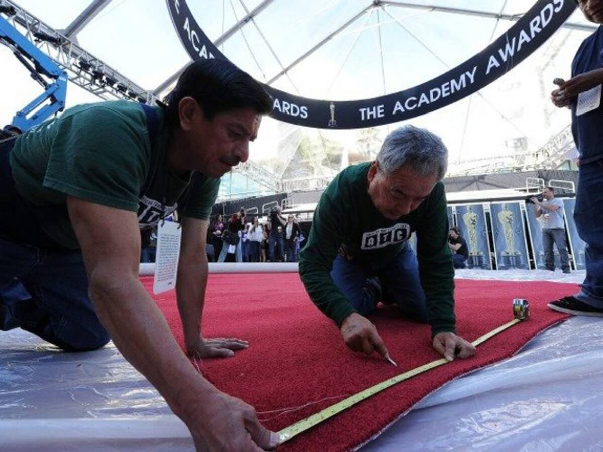 Operarios se preocupan de que toda la decoración esté en su sitio. (Foto: Tomada de internet)