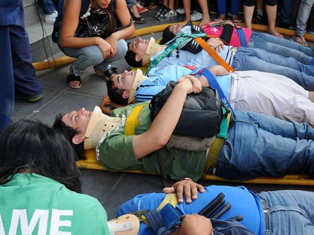 En el lugar del accidente, 15 ambulancias junto a policías trabajan en el rescate. (Foto: AFP / VANGUARDIA LIBERAL)