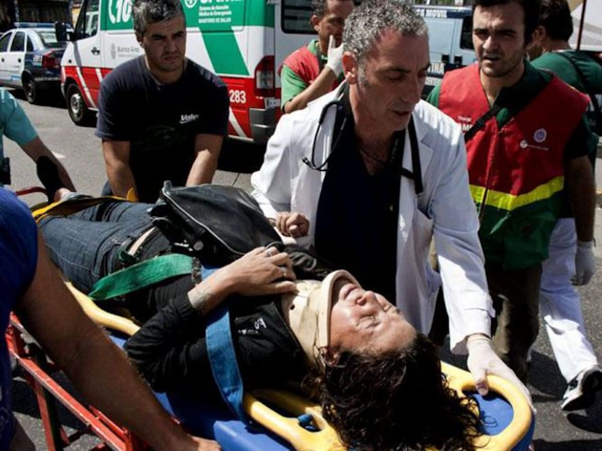 En el lugar del accidente, 15 ambulancias junto a policías trabajan en el rescate. (Foto: AFP / VANGUARDIA LIBERAL)