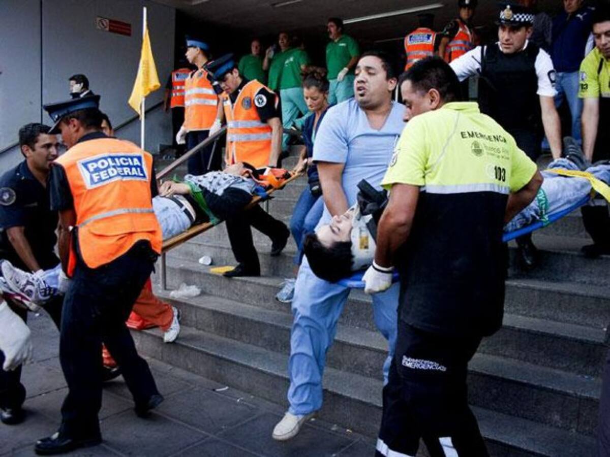 En el lugar del accidente, 15 ambulancias junto a policías trabajan en el rescate. (Foto: AFP / VANGUARDIA LIBERAL)