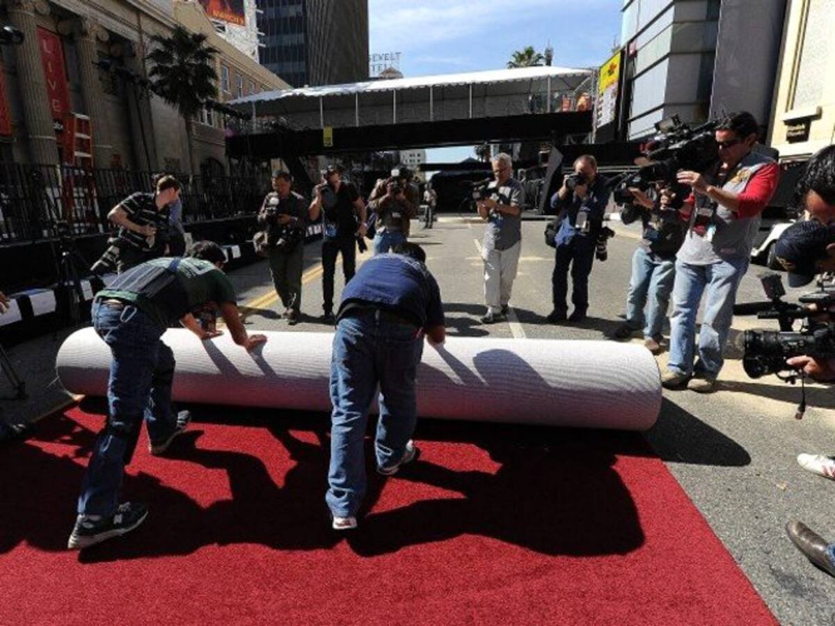 La parte de la alfombra roja que recorre el centro Hollywood y Highland y va a parar al Teatro antiguamente conocido como Kodak se ha plastificado a la espera del comienzo del acto. (Foto: FOTO: EFE)