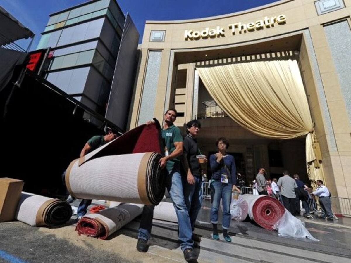Operarios se preocupan de que toda la decoración esté en su sitio. (Foto: FOTO:EFE)