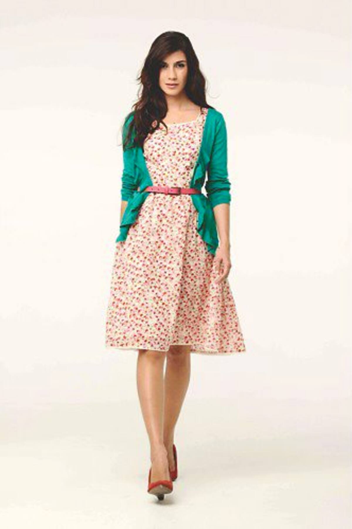 Si se trata de algo informal, el diseño estampado en flores, acompañado de un saco verde y el detalle del cinturón acogiendo las dos prendas, me parece fresco y romántico.
