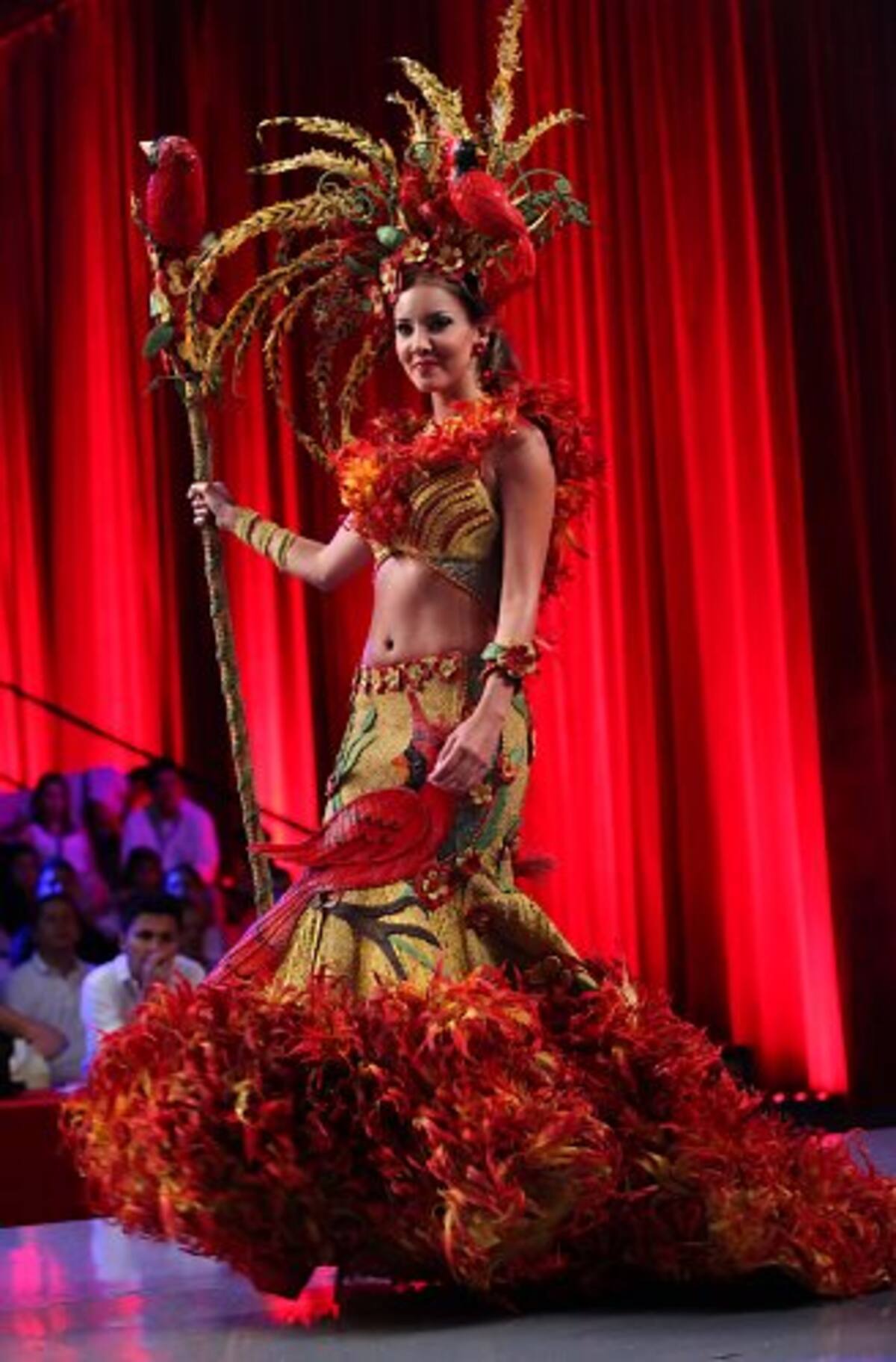 La nueva soberana durante el desfile en traje de fantasía. (Foto: Colprensa/VANGUARDIA LIBERAL)