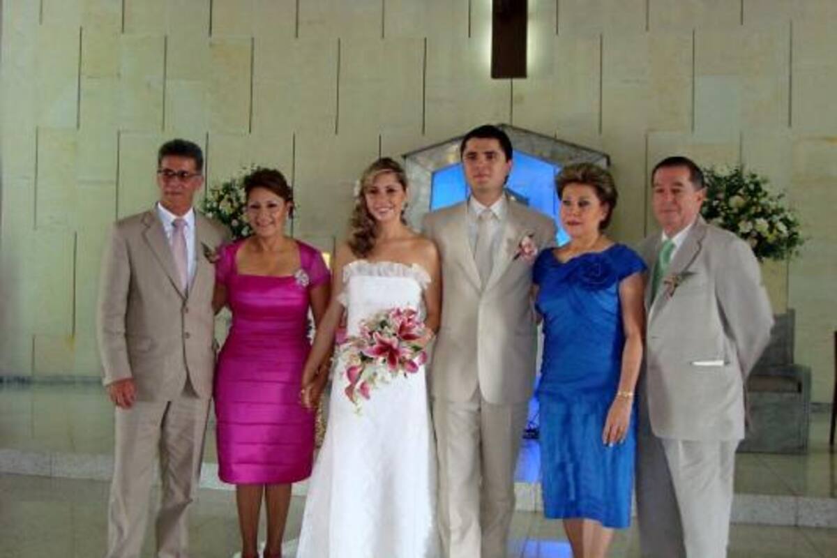 Los esposos Jorge Andrés Mantilla Granados y María Carolina Luna Romero acompañados de sus padres Javier Luna Gómez, Luz Herminia Romero Macías,Jorge Enrique Mantilla García y María Eugenia Granados de Mantilla.(Foto: Suministrada/VANGUARDIA LIBERAL)