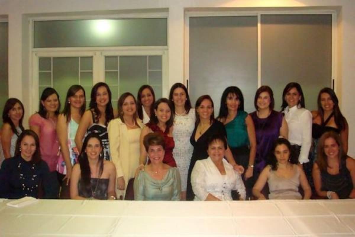 Silvia Liliana Claro, Silvia Juliana Cadena, Clara Inés Blanco de Galvis, Isabel López de Franco, Gisela Ruiseco, Irma Galvis Villarreal, Nohora Lucía Trillos, Silvia Natalia Sepulveda, Angélica Duarte, Marcela Pimiento, Margarita María Franco, Gloria Isabel Franco, Cristina Franco López, Tatiana Charry, Adriana Franco López, María Carolina Cote, María Clara Duran Blanco, Daniela Galvis Villarreal y Carolina Galvis Villarreal.(Foto: Suministrada/VANGUARDIA LIBERAL)