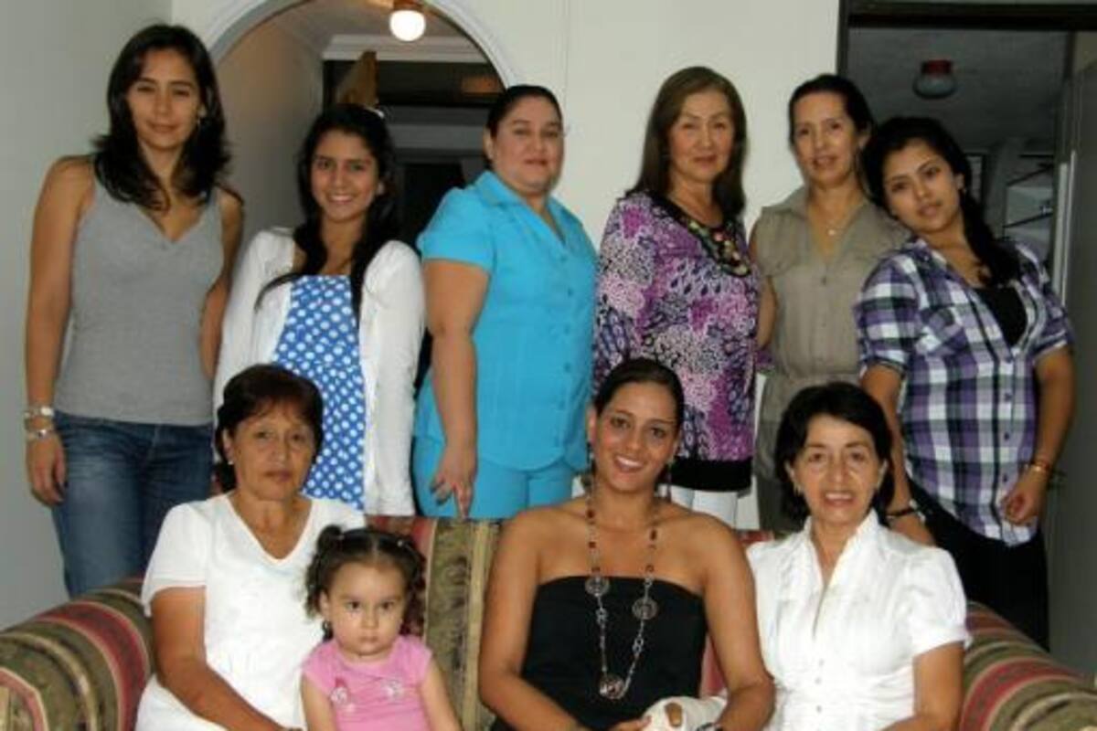 Sentadas: Emérita Capacho, la niña Sofía Meneses, Carolina Mahecha Capacho, la agasajada y Libia Capacho. De pie: Leyla Castellanos, Laura Marcela Palomino, Olga Janeth Rincón, Blanca Capacho, Fabiola de Castellanos y María Camila Mantilla. (Foto: Javier Gutiérrez Pieruccini/VANGUARDIA LIBERAL)