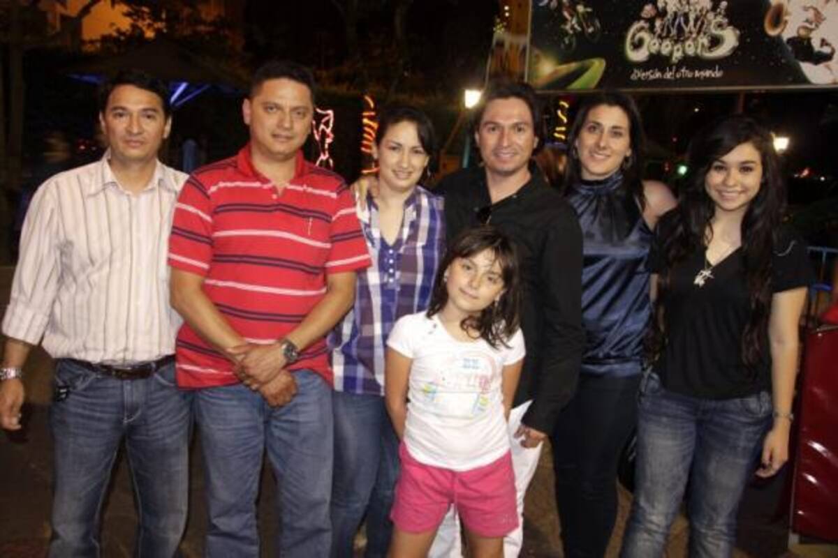 Ludwing Rueda, Jaison Rueda, Andrea Rondón, Leire Rueda, Wilfred Rueda, Elvira Otero y Mayra Rueda.(Foto: Mauricio Villamizar/VANGUARDIA LIBERAL)
