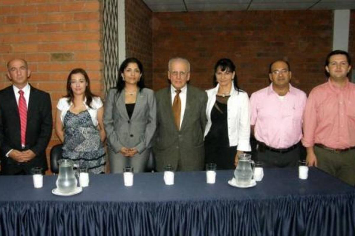 Sonia Mayerly Blanco, Ricardo Pinto, Marcela Rodríguez, Laura Palacios, Jaime Luis Gutiérrez Giraldo, Rector UMB-Itae; Margie González, Carlos Barón y Enrique Gómez.(Foto: Javier Gutiérrez Pieruccini/VANGUARDIA LIBERAL)