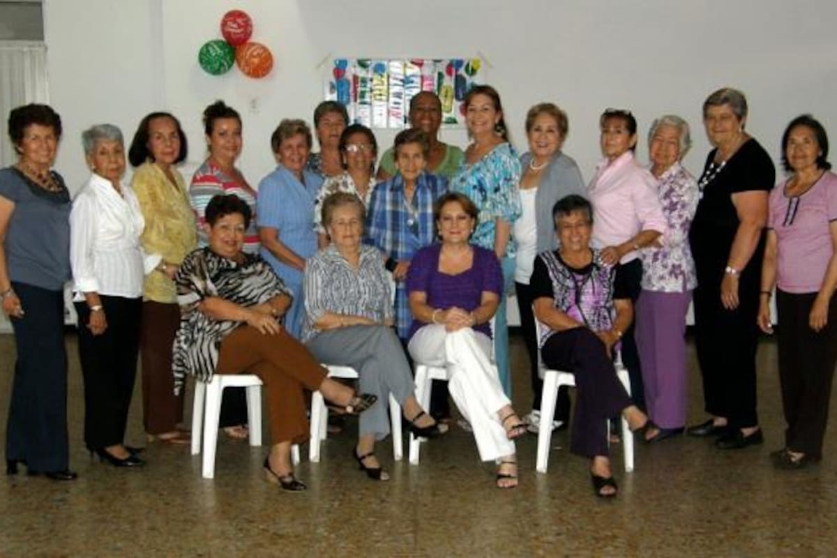 Sentadas: las agasajadas Julieta Pérez, Toyita de Sanabria, Myriam Rojas y Matilde de Muñoz. De pie: Arcelia de Muñoz, Nubia Sarmiento, Rosa de Estévez, Gloria Ballesteros, Isabel de Cobos, Luz Helena Díaz, Margot de Cure, Polita Melo de Restrepo, Virginia de Reyes, Carmencita de Angarita, Zorayda de Cote, Ángela de Vargas, Olga de Quiroga, Elsa de Reyes y Esperanza León. (Foto: Javier Gutiérrez Pieruccini/VANGUARDIA LIBERAL)