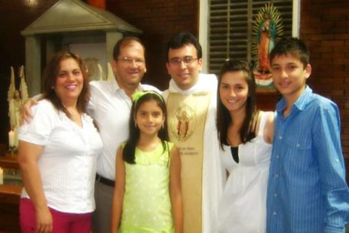 Clara Inés Jaimes Orejarena, Wilson Jesús Serrano Díaz, Karen Tatiana Serrano Jaimes, Padre Harvey Nayib, Angie Ximena Serrano Jaimes y Wilson Alfonso Serrano Jaimes.(Foto: Suministrada/VANGUARDIA LIBERAL)