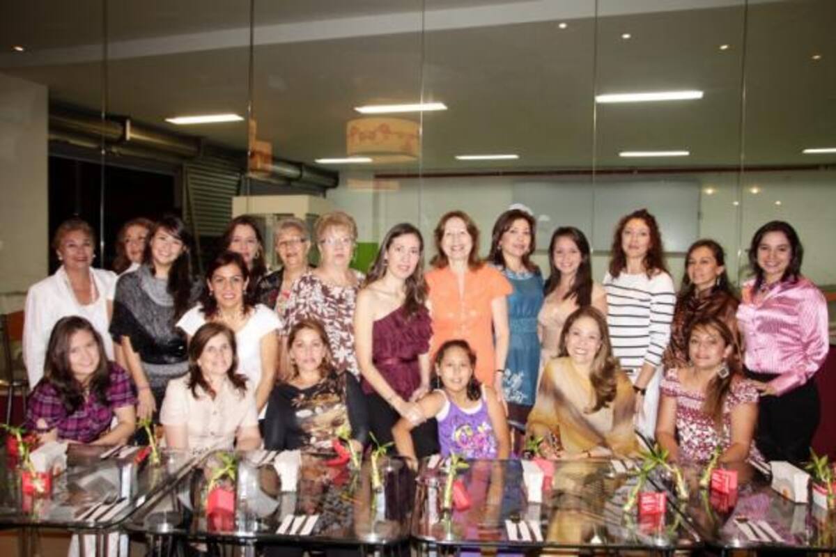 María Fernanda Medina, Esperanza de Archila, Mary de Cruzado, María Camila Medina, Tatiana Escobar, Amparo Sard, Matilde Hernández, Yolanda Pinzón, Andrea Carvajal, Edna Barrera, Fabiola Sarmiento, Mariana Carvajal, Carmen de Sepúlveda, Paola Andrea Escobar, Luz Ofelia Marín, Yaneth Sepúlveda, Silvia Sepúlveda, Nancy Sepúlveda, Aura María Mogollón y María Carolina Duarte.(Foto: Mauricio Villamizar/VANGUARDIA LIBERAL)
