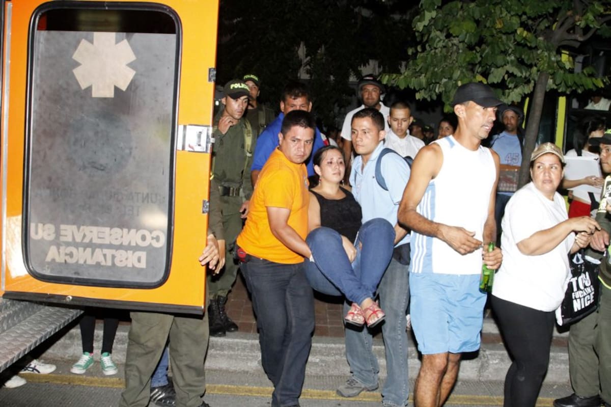 Esta mujer en estado de embarazo se cayó al interior del bus en el momento en que éste frenó (Foto: Marco Valencia/VANGUARDIA LIBERAL )