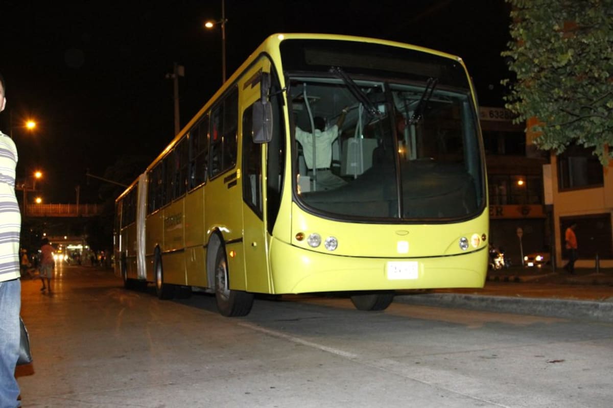 Este fue el bus articulado que impactó al peatón (Foto: Marco Valencia/VANGUARDIA LIBERAL )