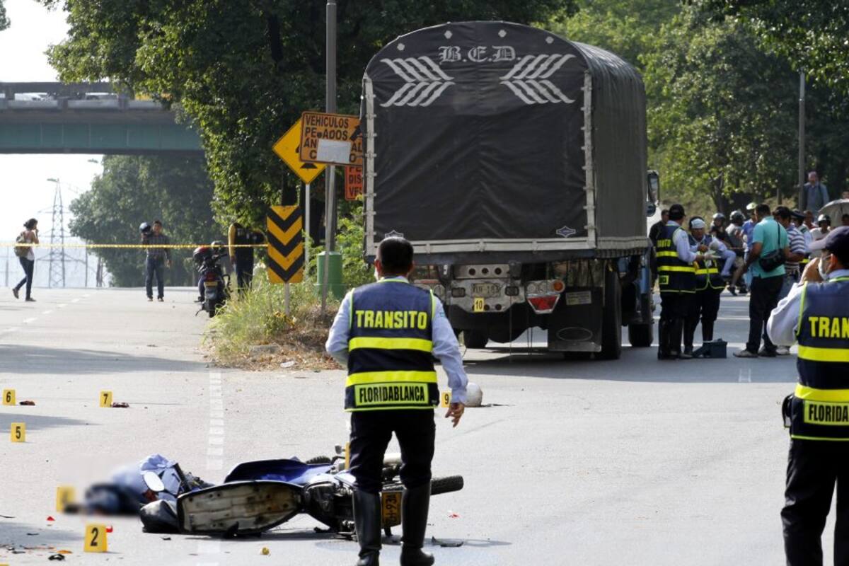 Muere motociclista arrollada por un camión en Floridablanca (Foto: Nelson Díaz/ VANGUARDIA LIBERAL)