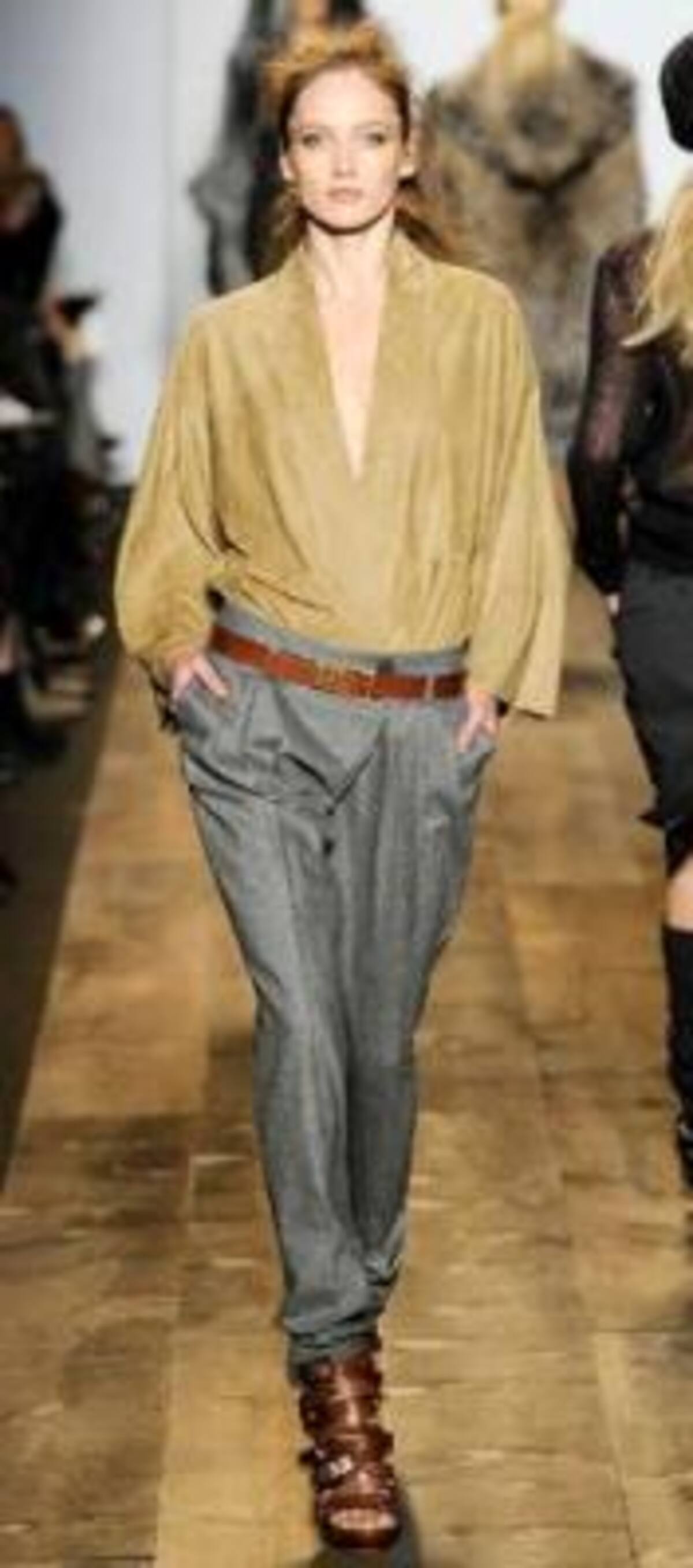 El camel funciona muy bien con jeans que tenga como base el amarillo. (Foto: Tomada de internet)