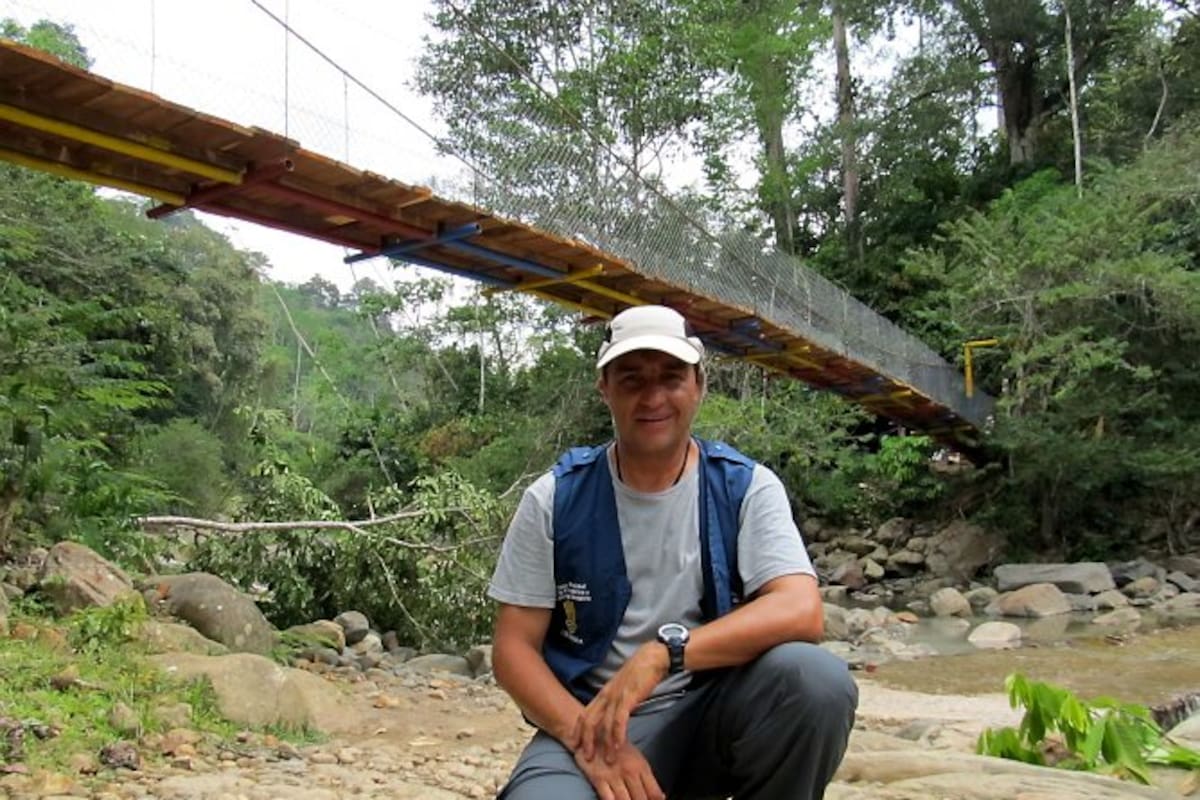 Carlos Andrés Barrera comenzó a construir puentes en 1998. Hoy dirige la Fundación Puentes de la Esperanza, que busca ayudar a las comunidades apartadas del país en la construcción de estos puentes peatonales, con el apoyo de organizaciones sociales, la empresa privada y el Estado. (Foto: Suministrada/VANGUARDIA LIBERAL)