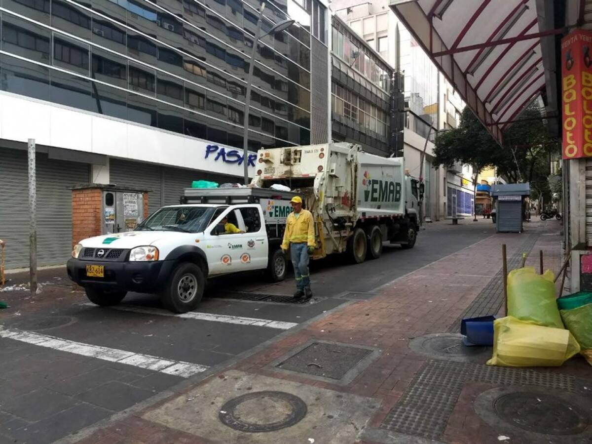 Desde muy temprano, trabajadores de la Emab barren las calles del Centro para recuperar el buen aspecto de la ciudad. (Foto: Daniel Ávila /VANGUARDIA LIBERAL)