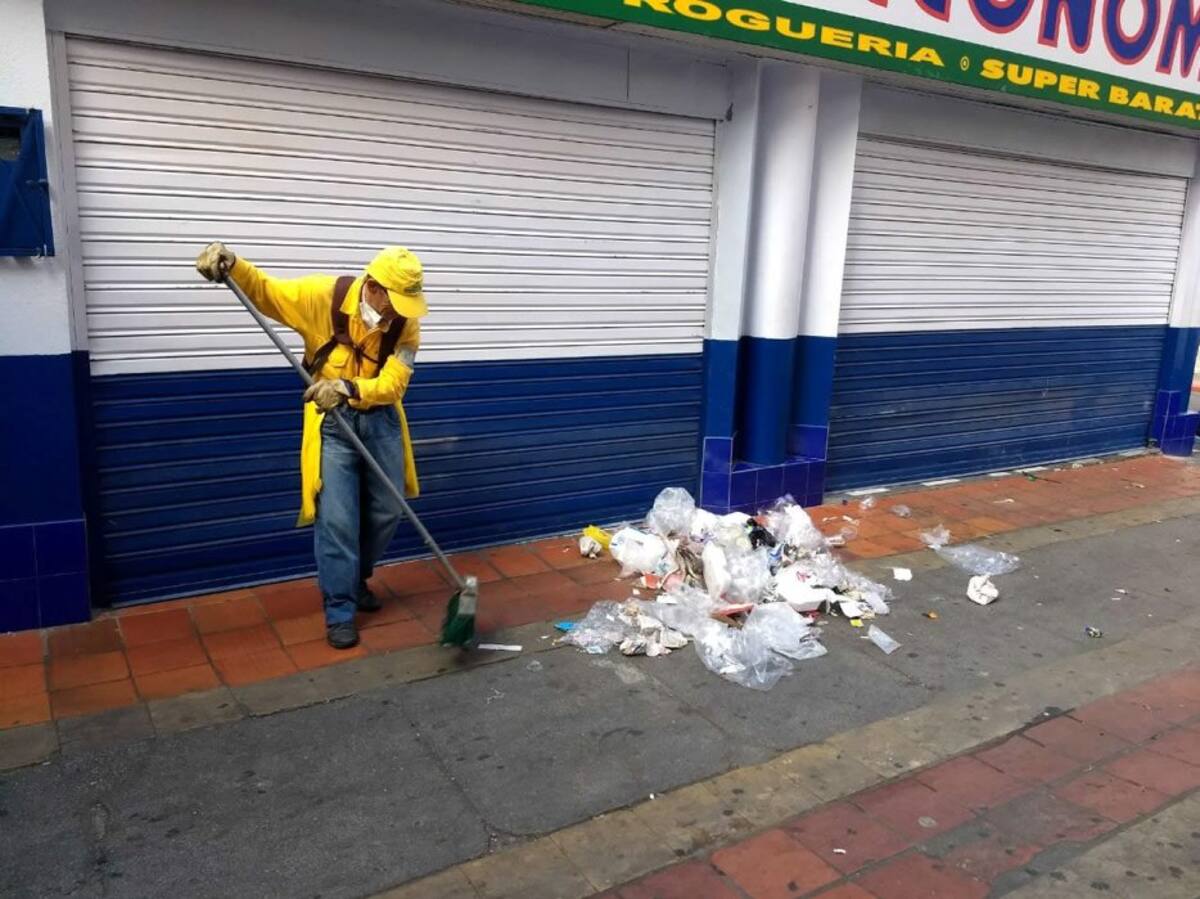 Don Víctor Álvarez lleva 11 años en esta labor de barrer calles. A pesar de su experiencia, asegura que no deja de ser preocupante ver que la gente arroja tanta basura a las vías. (Foto: Daniel Ávila /VANGUARDIA LIBERAL)