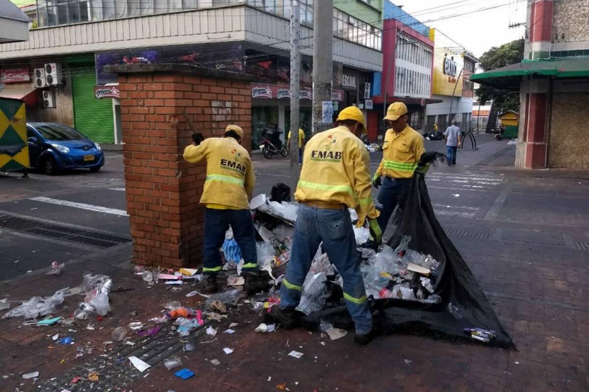 Desde muy temprano, trabajadores de la Emab barren las calles del Centro para recuperar el buen aspecto de la ciudad. (Foto: Daniel Ávila /VANGUARDIA LIBERAL)