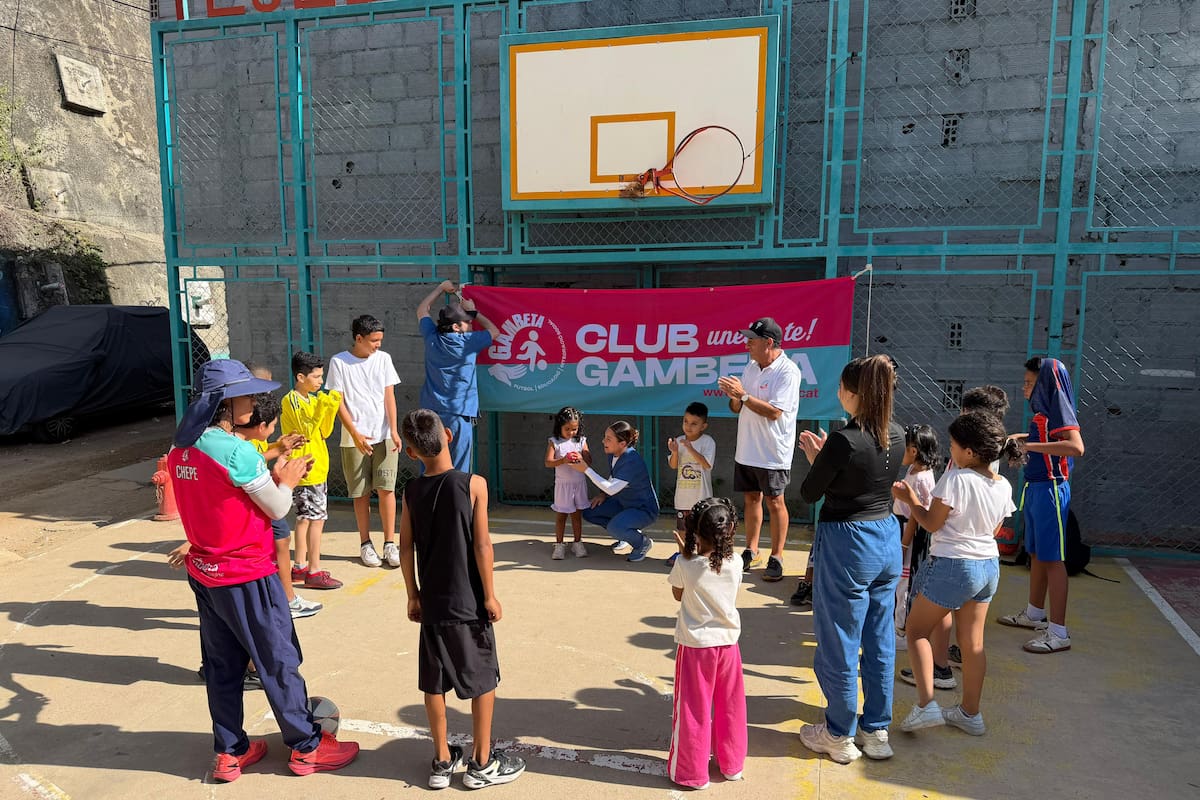 Más de 200 niños y adolescentes participan en Gambeta, una iniciativa que utiliza el deporte y el acompañamiento psicosocial para fortalecer sus habilidades y proyectos de vida.