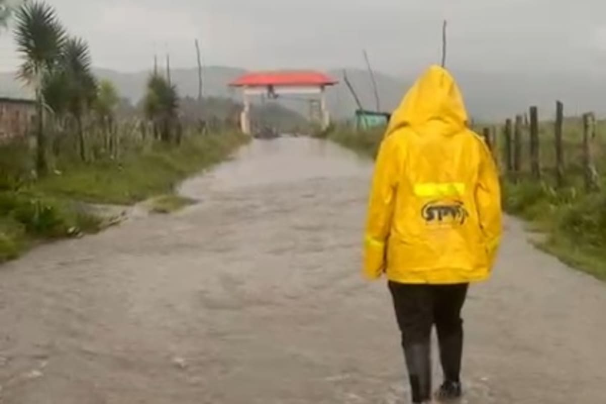 Entre el agua amanecieron este 8 de mayo los habitantes del corregimiento La Palma de Gámbita.