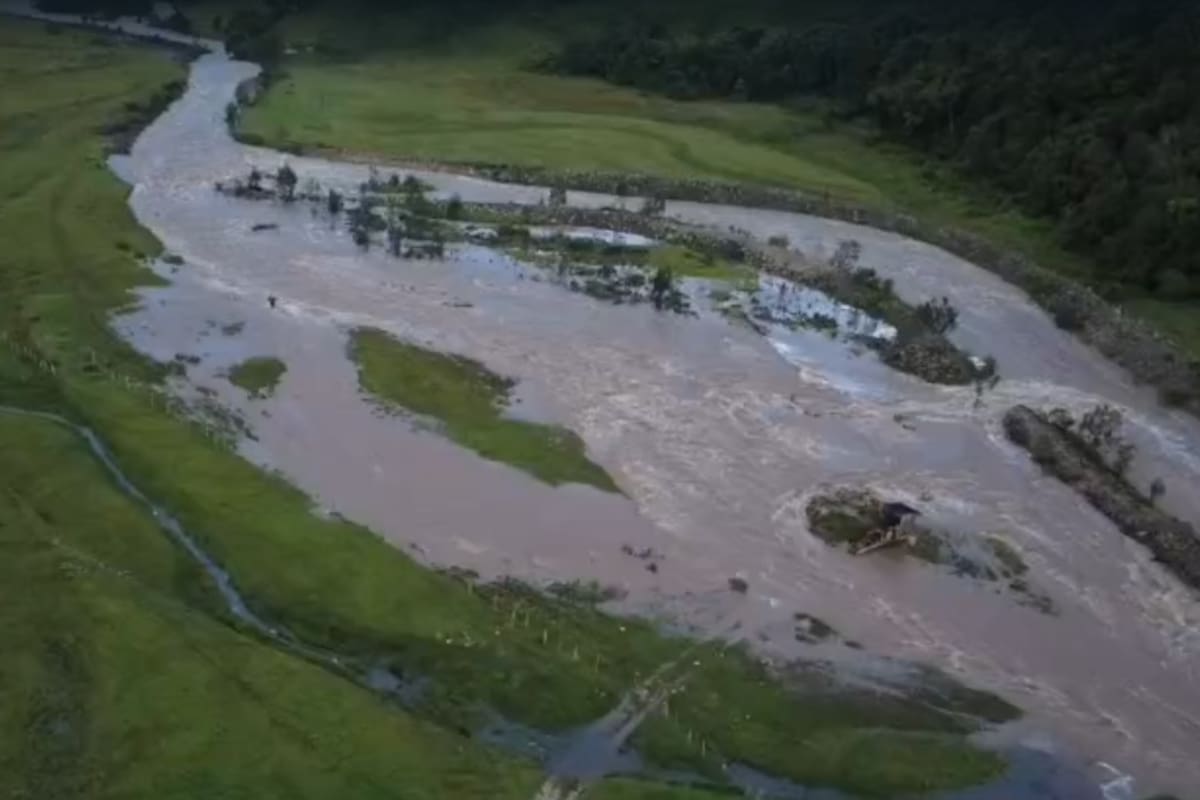 En Gámbita el río Ubasa inunda la vía del corregimiento La Palma y los potreros destinados a la ganadería.