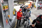 Gasolina no subirá en octubre: Gobierno reversó aumento de $46 por galón