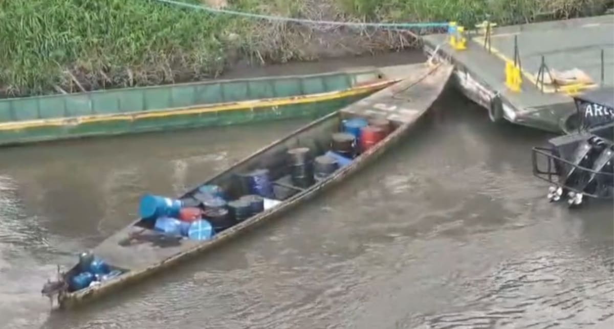 Las autoridades ubicaron una canoa cargada con recipientes tipo barril que contenían más de mil galones de combustible ilegal en el sector de La Colorada, en Barrancabermeja.
Suministrada/Vanguardia