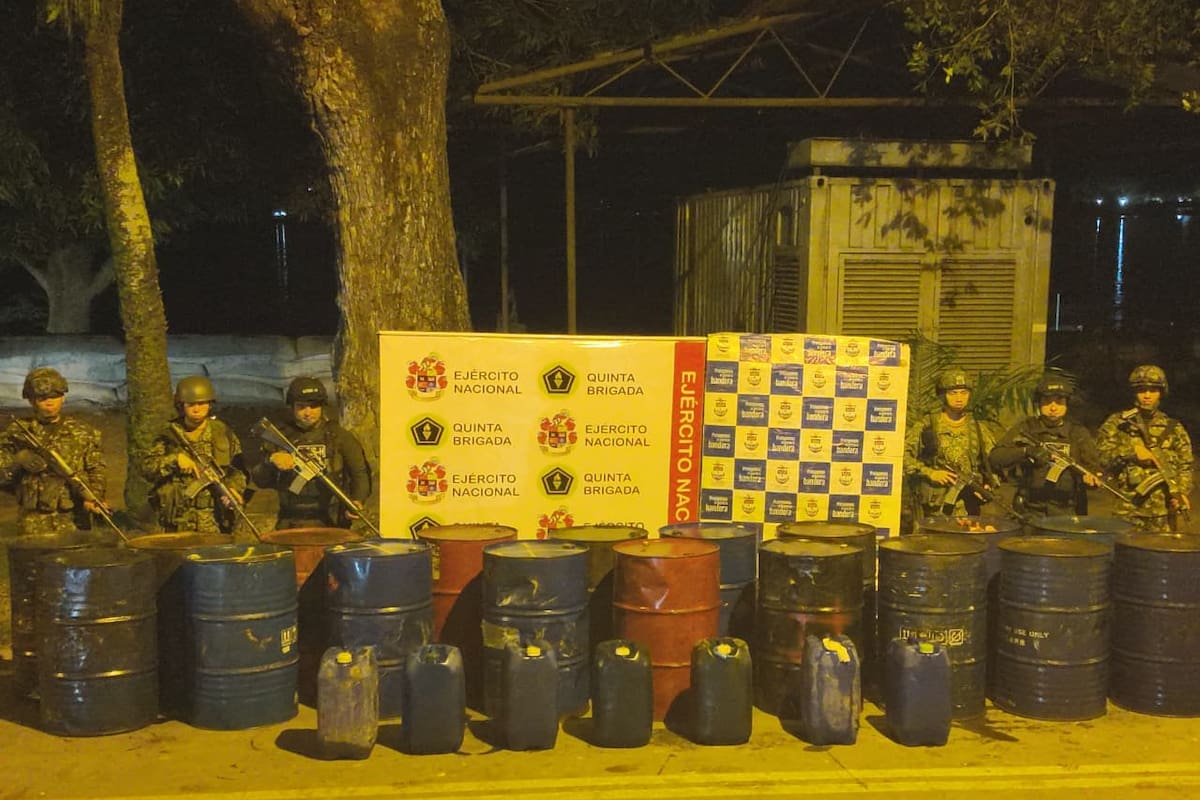 Las autoridades ubicaron una canoa cargada con recipientes tipo barril que contenían más de mil galones de combustible ilegal en el sector de La Colorada, en Barrancabermeja.
Suministrada/Vanguardia