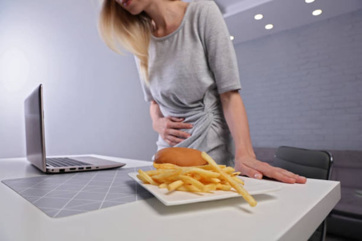 Los síntomas comunes de la gastritis incluyen dolor o ardor en la parte superior del abdomen, náuseas, vómitos, sensación de llenura temprana al comer, indigestión (dispepsia), eructos, hipo y pérdida de apetito.