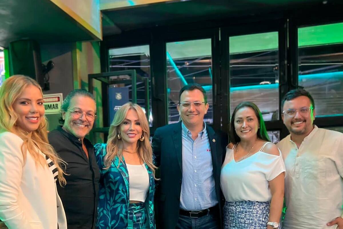 Viviana López, subgerente de Coopfuturo; Jacobo Álvarez Lastra, creador de Don Jacobo; Beatriz Millán, gerente de Coopfuturo; Raúl Julián Serrano, secretario de Competitividad y Productividad de Santander; Jenny Carolina Osorio, ejecutiva de Panachi; y Saahid Gualdrón. Suministrada / VANGUARDIA