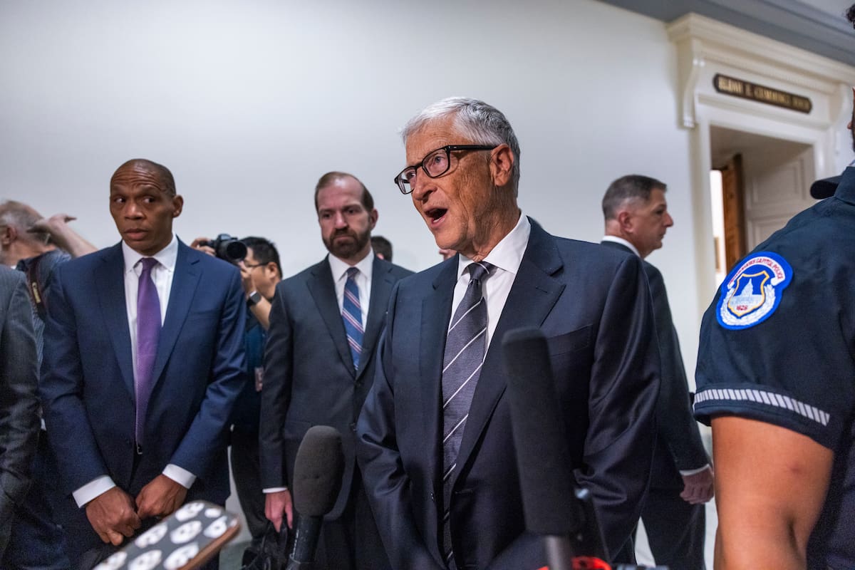 Bill Gates (c), cofundador de Microsoft, fue captado este 10 de junio, al atender a la prensa, antes de testificar ante el Comité de Supervisión de la Cámara de Representantes de EE.UU. que investiga el caso del delincuente sexual Jeffery Epstein, en Washington DC (EE.UU.). EFE/Jim Lo Scalzo