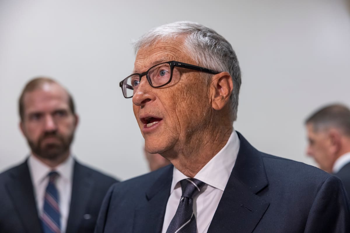 Bill Gates (c), cofundador de Microsoft, fue captado este 10 de junio, al atender a la prensa, antes de testificar ante el Comité de Supervisión de la Cámara de Representantes de EE.UU. que investiga el caso del delincuente sexual Jeffery Epstein, en Washington DC (EE.UU.). EFE/Jim Lo Scalzo