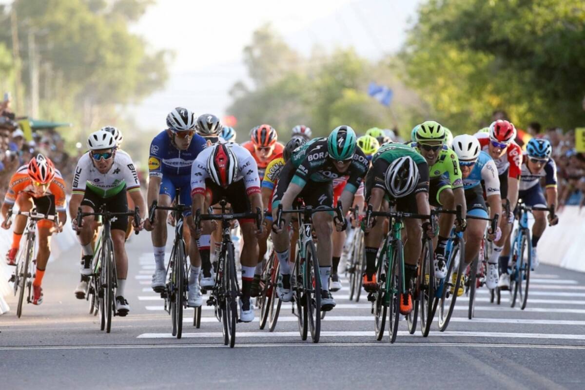 En un largo y disputado embalaje, el colombiano Fernando Gaviria logró imponerse en la primera etapa de la Vuelta a San Juan 2019, superando al italiano Matteo Malucelli y al irlandés Sam Bennett. En el sprint también estuvieron el británico Mark Cavendish y Peter Sagan.