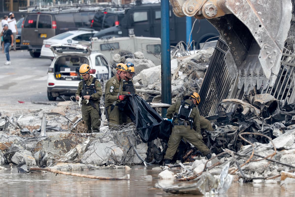 Hezbolá lanzó su primer proyectil contra Israel en esta escalada el 8 de octubre de 2023, un día después del ataque terrorista del movimiento islamista Hamás contra territorio israelí para advertir de que este grupo no estaba solo y de que el disputado “frente” libanés aún era una amenaza. EFE/VANGUARDIA