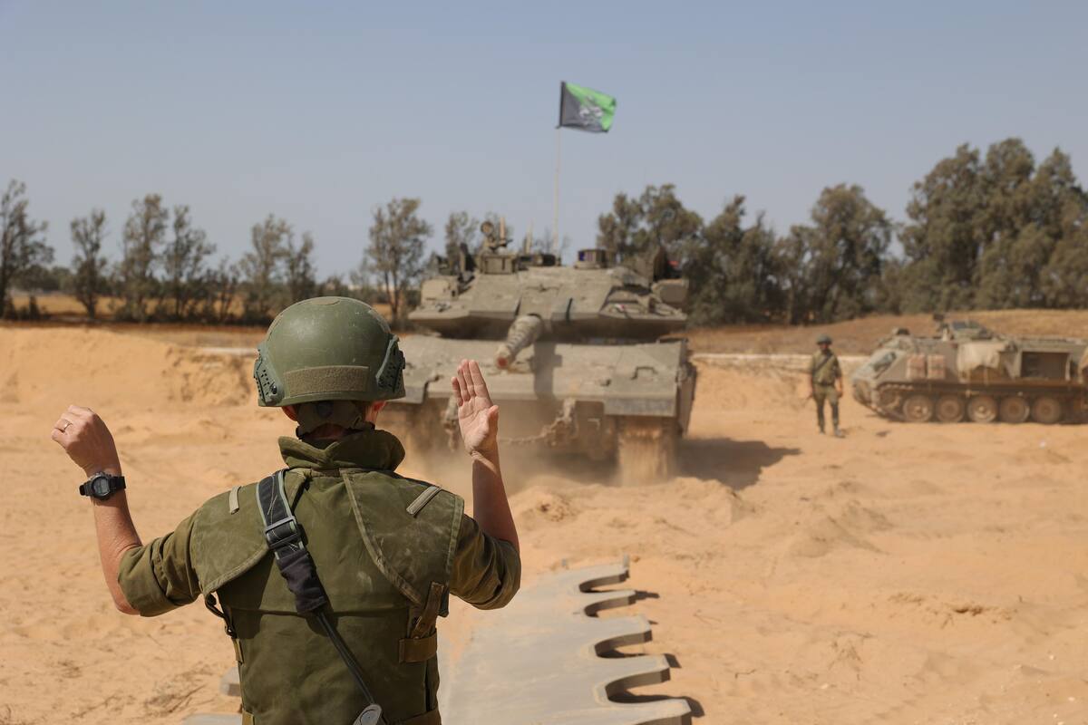 Vehículos blindados israelíes se reúnen a lo largo de la valla fronteriza con el sur de la Franja de Gaza, Israel.